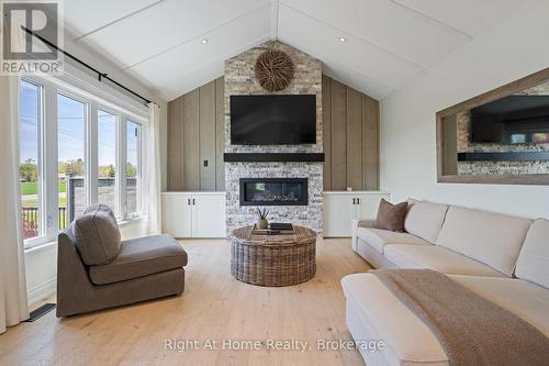 1483 Fifth Ave Louth, St. Catharines (Rural Fourth), ON - Indoor Photo Showing Living Room With Fireplace
