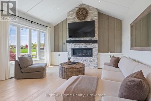 1483 Fifth Ave Louth, St. Catharines (Rural Fourth), ON - Indoor Photo Showing Living Room With Fireplace
