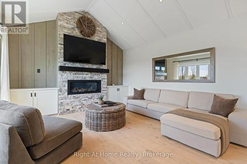 1483 Fifth Ave Louth, St. Catharines (Rural Fourth), ON - Indoor Photo Showing Living Room With Fireplace