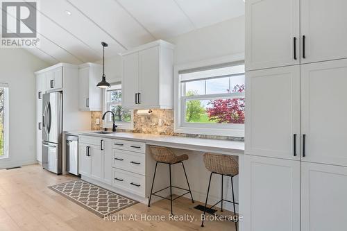1483 Fifth Ave Louth, St. Catharines (Rural Fourth), ON - Indoor Photo Showing Kitchen With Upgraded Kitchen