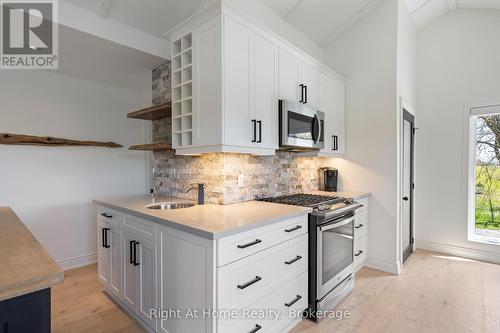 1483 Fifth Ave Louth, St. Catharines (Rural Fourth), ON - Indoor Photo Showing Kitchen With Upgraded Kitchen