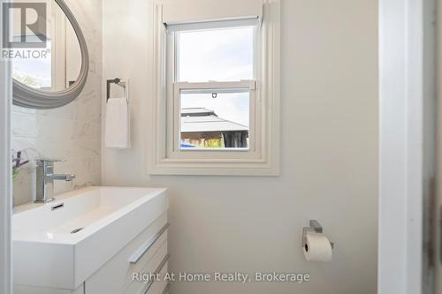 1483 Fifth Ave Louth, St. Catharines (Rural Fourth), ON - Indoor Photo Showing Bathroom