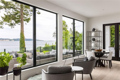 8425 Lochside Dr, Central Saanich, BC 
