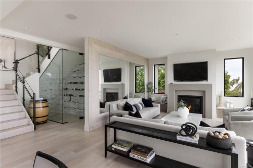 8425 Lochside Dr, Central Saanich, BC 