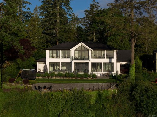 8425 Lochside Dr, Central Saanich, BC 