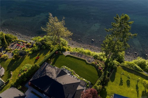 8425 Lochside Dr, Central Saanich, BC 