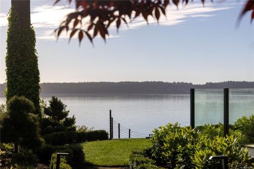 8425 Lochside Dr, Central Saanich, BC 