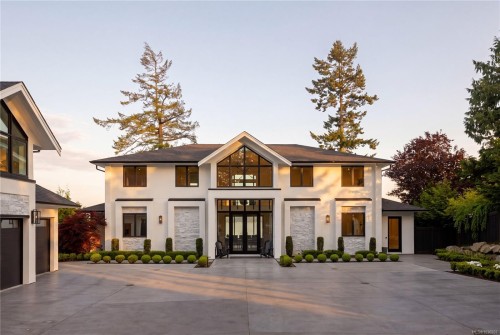 8425 Lochside Dr, Central Saanich, BC 