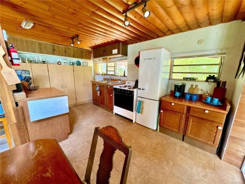 3148 Bay Rd, Qualicum Beach, BC 