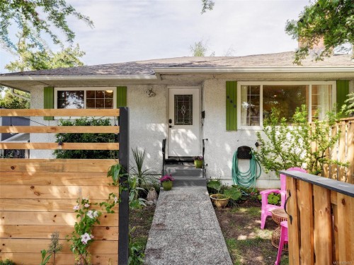 960 Selkirk Ave  Esquimalt, BC V9A 2V3