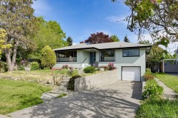 2106 Neil St Oak Bay, BC V8R 3E4