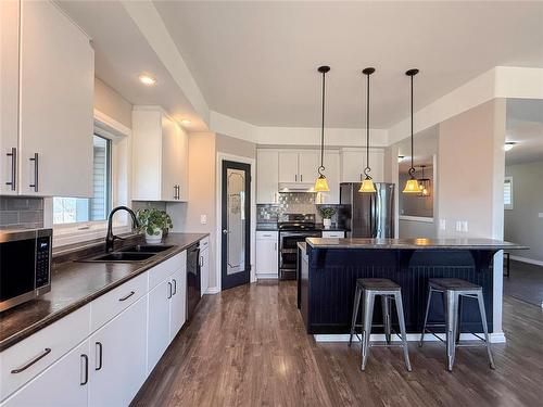 348 Hoops Loop Road, Shilo, MB - Indoor Photo Showing Kitchen With Double Sink With Upgraded Kitchen