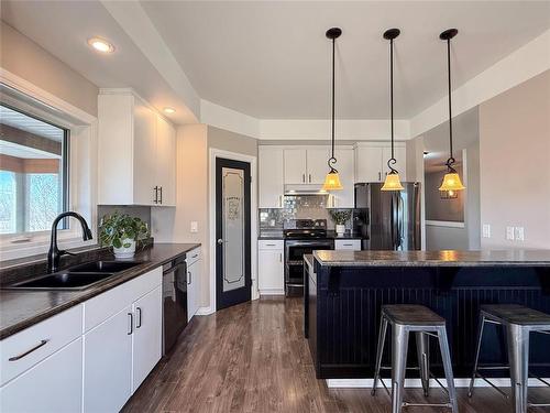 348 Hoops Loop Road, Shilo, MB - Indoor Photo Showing Kitchen With Double Sink With Upgraded Kitchen