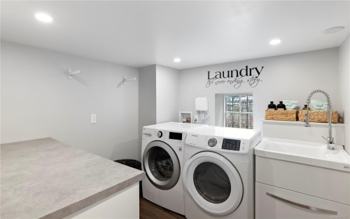 1069 Joan Cres, Victoria, BC 