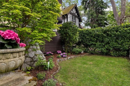 1069 Joan Cres, Victoria, BC 