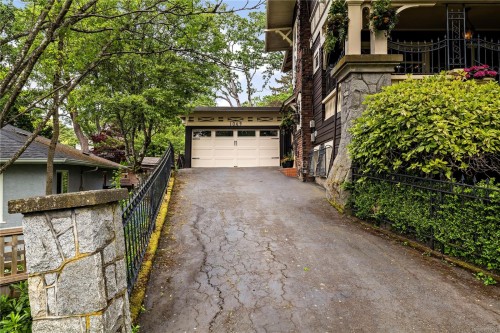1069 Joan Cres, Victoria, BC 