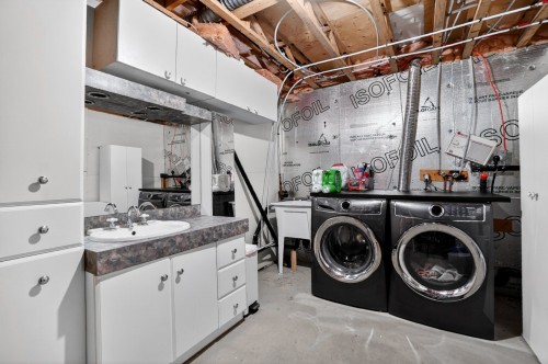 Powder room - 30 Rue Richard, Lanoraie, QC - Indoor Photo Showing Laundry Room
