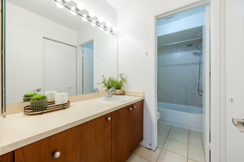 Salle de bains attenante à la CCP - 29-555Z Montrose Drive, Beaconsfield, QC - Indoor Photo Showing Bathroom