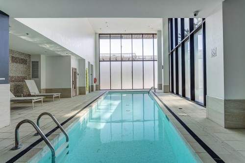 Piscine - 304-370 Rue St-André, Montréal (Ville-Marie), QC - Indoor Photo Showing Other Room With In Ground Pool