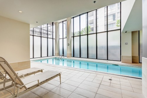Piscine - 304-370 Rue St-André, Montréal (Ville-Marie), QC - Indoor Photo Showing Other Room With In Ground Pool