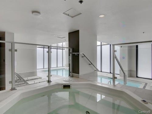 Piscine - 304-370 Rue St-André, Montréal (Ville-Marie), QC - Indoor Photo Showing Other Room