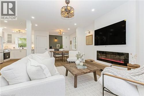 487 East 37Th Street, Hamilton, ON - Indoor Photo Showing Living Room With Fireplace
