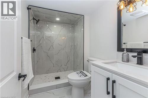 487 East 37Th Street, Hamilton, ON - Indoor Photo Showing Bathroom