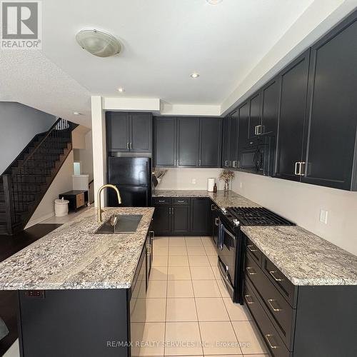 7 Sonoma Valley Crescent, Hamilton, ON - Indoor Photo Showing Kitchen With Upgraded Kitchen