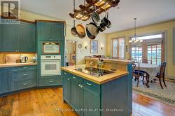 Kitchen with Centre Island - 