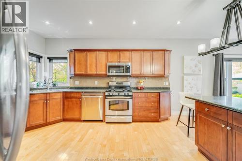 7840 Stella Crescent, Windsor, ON - Indoor Photo Showing Kitchen