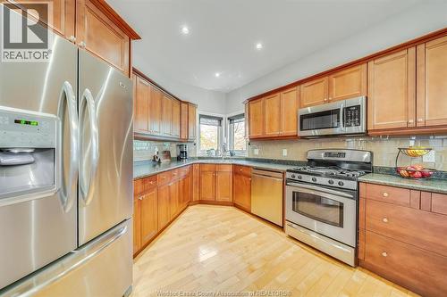 7840 Stella Crescent, Windsor, ON - Indoor Photo Showing Kitchen