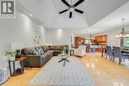 7840 Stella Crescent, Windsor, ON - Indoor Photo Showing Living Room