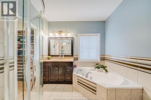 7840 Stella Crescent, Windsor, ON - Indoor Photo Showing Bathroom
