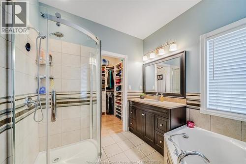 7840 Stella Crescent, Windsor, ON - Indoor Photo Showing Bathroom