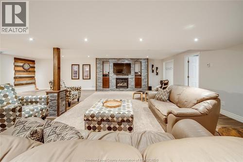 7840 Stella Crescent, Windsor, ON - Indoor Photo Showing Living Room