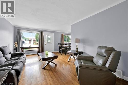 24 Oxford Street, Brantford, ON - Indoor Photo Showing Living Room