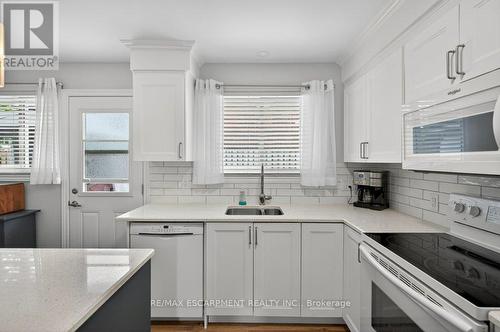 4 Camelot Drive, Hamilton, ON - Indoor Photo Showing Kitchen With Upgraded Kitchen