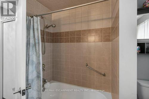 4 Camelot Drive, Hamilton, ON - Indoor Photo Showing Bathroom