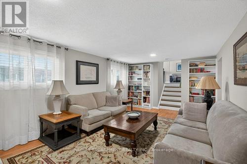 4 Camelot Drive, Hamilton, ON - Indoor Photo Showing Living Room