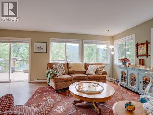 10826 Mariners Way, Powell River, BC - Indoor Photo Showing Living Room