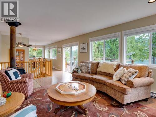 10826 Mariners Way, Powell River, BC - Indoor Photo Showing Living Room
