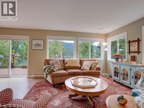 10826 Mariners Way, Powell River, BC - Indoor Photo Showing Living Room