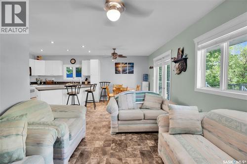 607 Brighton Street, Saskatchewan Beach, SK - Indoor Photo Showing Living Room