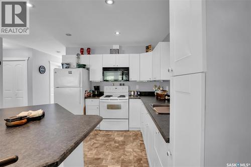 607 Brighton Street, Saskatchewan Beach, SK - Indoor Photo Showing Kitchen