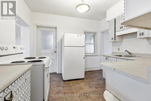 910 Pinecrest Road, Ottawa, ON - Indoor Photo Showing Kitchen