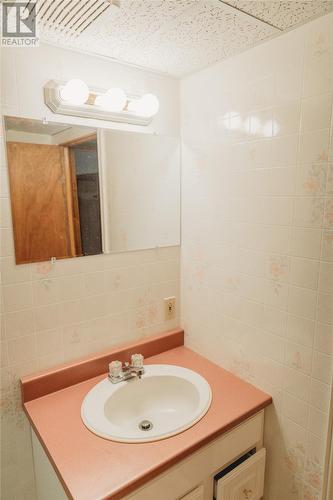 32 Brochen Street, Gander, NL - Indoor Photo Showing Bathroom