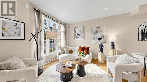 55 Madison Heights Boulevard, Markham, ON - Indoor Photo Showing Living Room
