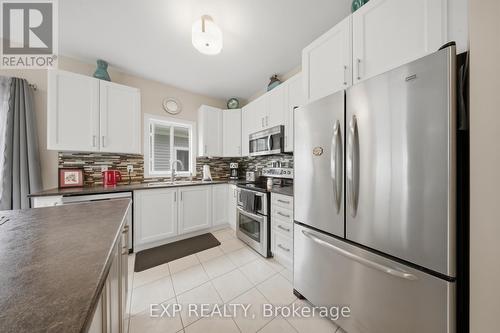 832 O'Reilly Crescent, Shelburne, ON - Indoor Photo Showing Kitchen With Upgraded Kitchen