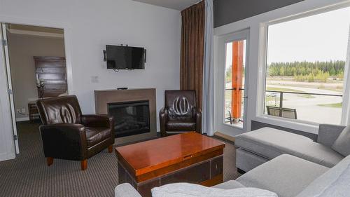 318-400 Stemwinder Drive, Kimberley, BC - Indoor Photo Showing Living Room With Fireplace