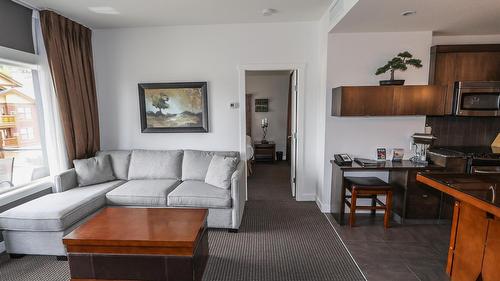 318-400 Stemwinder Drive, Kimberley, BC - Indoor Photo Showing Living Room